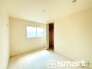 ～２面採光の明るいお部屋～
・洋室は２面採光とする事で穏やかな陽の入る明るい空間となっております。
・くつろぎのプライベート時間を明るい空間で穏やかにお過ごしいただけます。
