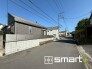 ～閑静な住宅街の立地～
・周辺は閑静な住宅街となっておりますので、静かな暮らしをご実現いただけます。
・前面道路の交通量も多くないので、小さなお子様がいるご家庭でもご安心ですね。
