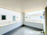 ～屋根付きのバルコニー～
・バルコニーは屋根付きなので急な雨でも安心です。
・奥行きもあるので洗濯物が干しやすいのも嬉しいポイントですね。
(１号棟)