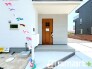 ～デザイン性に優れた玄関～
・モダンなデザインの玄関ドアを採用する事でお住まいの「顔」の印象が大きく変わります。
・毎日帰宅した際に嬉しくなる仕様です。
(１号棟)