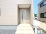 ～お住まいの顔「玄関」～
・玄関ドアの上にはもちろん軒がございますので、雨の日でも濡れずに鍵の開閉が可能です。
・鍵は防犯性に優れたディンプルキーを採用。
