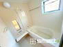 ～浴室乾燥機付きの浴室～
・浴室には乾燥機が付いているので雨の日でも洗濯物を干すことが可能です。
・水はけの良い床材など機能面も充実。マイクロバルなどオプションもご相談くださいませ。
