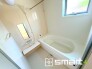 ～浴室乾燥機付きの浴室～
・浴室には乾燥機が付いているので雨の日でも洗濯物を干すことが可能です。
・水はけの良い床材など機能面も充実。マイクロバルなどオプションもご相談くださいませ。

