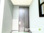 ～穏やかな陽が入る玄関～
・窓に加えて玄関ドアのガラス部分からも穏やかな陽が入り、明るい玄関になります。
・スタイリッシュな玄関ドアがオシャレに見せてくれますね。
