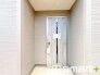 ～デザイン性に優れた玄関～
・モダンなデザインの玄関ドアを採用する事でお住まいの「顔」の印象が大きく変わります。
・毎日帰宅した際に嬉しくなる仕様です。
