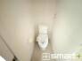 ～埋め込み収納でトイレをスッキリ～
・壁の厚さを利用して収納を埋め込みました。
・床に収納を置かなくていいので床掃除も楽々です。
(1号棟)