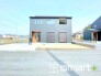 ～閑静な住宅街の立地～
・周辺は閑静な住宅街となっておりますので、静かな暮らしをご実現いただけます。
・前面道路の交通量も多くないので、小さなお子様がいるご家庭でもご安心ですね。
