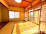 ～「和みの部屋」和室をご用意～
・ゴロンと寝転がったり、お子様のいるご家庭ではお子様を寝かしつけたり、などご活用いただける和室をご用意。
・やはり畳の香りは心が落ち着きますね。
