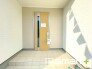 ～デザイン性に優れた玄関～
・モダンなデザインの玄関ドアを採用する事でお住まいの「顔」の印象が大きく変わります。
・毎日帰宅した際に嬉しくなる仕様です。
