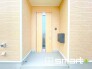 ～お住まいの顔「玄関」～
・玄関ドアの上にはもちろん軒がございますので、雨の日でも濡れずに鍵の開閉が可能です。
・鍵は防犯性に優れたディンプルキーを採用。
