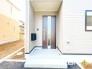 ～お住まいの顔「玄関」～
・玄関ドアの上にはもちろん軒がございますので、雨の日でも濡れずに鍵の開閉が可能です。
・鍵は防犯性に優れたディンプルキーを採用。
