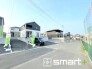 ～閑静な住宅街の立地～
・周辺は閑静な住宅街となっておりますので、静かな暮らしをご実現いただけます。
・前面道路の交通量も多くないので、小さなお子様がいるご家庭でもご安心ですね。

