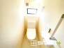 ～やはり便利なタンク式トイレ～
・最近はタンクレストイレもございますが、タンク式の場合は停電時もお水を流すことが可能。
・故障時なども比較的費用が安くなるなど、メリットが多くなります。
（２号棟）