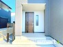 ～お住まいの顔「玄関」～
・玄関ドアの上にはもちろん軒がございますので、雨の日でも濡れずに鍵の開閉が可能です。
・鍵は防犯性に優れたディンプルキーを採用。
（２号棟）