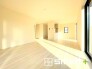 ～ナチュラルな色彩のＬＤＫ～
・自然な風合いの色味で纏められたＬＤＫは家具のコーディネートもしやすくなっております。
・どんなインテリアにするか、考えるだけでも楽しくなりますね。
（２号棟）
