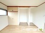 ～収納豊富な洋室～
・各居室に備え付けの収納をご用意。タンスなどを置く場合と比べ出っ張らないので部屋の中を有効のご活用いただけます。
・収納の広さなどぜひ現地でご確認くださいませ。
