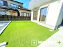～人工芝のある綺麗なお庭～
・標準で人工芝を敷設しておりますので、見た目にも綺麗なお庭となっております。
・人工芝の場合雑草が生えてこず、管理が楽なのも嬉しいポイントです。
