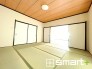 ～「和みの部屋」和室をご用意～
・ゴロンと寝転がったり、お子様のいるご家庭ではお子様を寝かしつけたり、などご活用いただける和室をご用意。
・やはり畳の香りは心が落ち着きますね。
