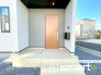 ～デザイン性に優れた玄関～
・モダンなデザインの玄関ドアを採用する事でお住まいの「顔」の印象が大きく変わります。
・毎日帰宅した際に嬉しくなる仕様です。
