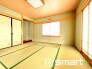 ～「和みの部屋」和室をご用意～
・ゴロンと寝転がったり、お子様のいるご家庭ではお子様を寝かしつけたり、などご活用いただける和室をご用意。
・やはり畳の香りは心が落ち着きますね。
