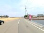 ～十分な広さのある前面道路～
・前面道路は約６．５ｍございますので、お車でのすれ違いも楽々で余計なストレスがかかりません。
・日々お車での移動が多い方には大切なポイントですね。
