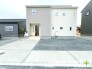 ～明るさを感じる外観～
・外壁は２トーンカラーを採用し、デザイン性に優れた見た目となっております。
・帰宅した際にホッと感じるような飽きのこない外観。ぜひ現地でご確認くださいませ(2号棟)。
