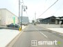 ～閑静な住宅街の立地～
・周辺は閑静な住宅街となっておりますので、静かな暮らしをご実現いただけます。
・前面道路の交通量も多くないので、小さなお子様がいるご家庭でもご安心ですね。
