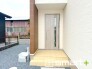 ～お住まいの顔「玄関」～
・玄関ドアの上にはもちろん軒がございますので、雨の日でも濡れずに鍵の開閉が可能です。
・鍵は防犯性に優れたディンプルキーを採用。
