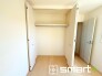 ～収納豊富な洋室～
・各居室に備え付けの収納をご用意。タンスなどを置く場合と比べ出っ張らないので部屋の中を有効のご活用いただけます。
・収納の広さなどぜひ現地でご確認くださいませ。
