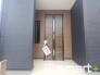 ～お住まいの顔「玄関」～
・玄関ドアの上にはもちろん軒がございますので、雨の日でも濡れずに鍵の開閉が可能です。
・鍵は防犯性に優れたディンプルキーを採用。
