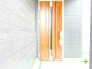 ～お住まいの顔「玄関」～
・木のぬくもりを感じる木目調の玄関ドアを採用する事でお住まいの「顔」の印象が大きく変わりますね。
・毎日帰宅した際に嬉しくなる仕様です。
