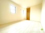 ～収納豊富な洋室～
・各居室に備え付けの収納をご用意。タンスなどを置く場合と比べ出っ張らないので部屋の中を有効のご活用いただけます。
・収納の広さなどぜひ現地でご確認くださいませ。
