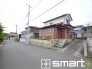 ～閑静な住宅街の立地～
・周辺は閑静な住宅街となっておりますので、静かな暮らしをご実現いただけます。
・前面道路の交通量も多くないので、小さなお子様がいるご家庭でもご安心ですね。
