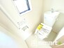 ～やはり便利なタンク式トイレ～
・最近はタンクレストイレもございますが、タンク式の場合は停電時もお水を流すことが可能。
・故障時なども比較的費用が安くなるなど、メリットが多くなります。
（４号棟）