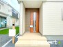 ～お住まいの顔「玄関」～
・玄関ドアの上にはもちろん軒がございますので、雨の日でも濡れずに鍵の開閉が可能です。
・鍵は防犯性に優れたディンプルキーを採用。
