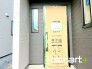 ～お住まいの顔「玄関」～
・玄関ドアの上にはもちろん軒がございますので、雨の日でも濡れずに鍵の開閉が可能です。
・鍵は防犯性に優れたディンプルキーを採用。
（２号棟）