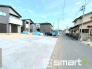 ～閑静な住宅街の立地～
・周辺は閑静な住宅街となっておりますので、静かな暮らしをご実現いただけます。
・前面道路の交通量も多くないので、小さなお子様がいるご家庭でもご安心ですね。
