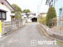 ～十分な広さのある前面道路～
・前面道路は約４ｍございますので、お車でのすれ違いも可能で余計なストレスがかかりません。
・日々お車での移動が多い方には大切なポイントですね。
