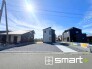 ～閑静な住宅街の立地～
・周辺は閑静な住宅街となっておりますので、静かな暮らしをご実現いただけます。
・前面道路の交通量も多くないので、小さなお子様がいるご家庭でもご安心ですね。(2号棟)
