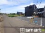 ～閑静な住宅街の立地～
・周辺は閑静な住宅街となっておりますので、静かな暮らしをご実現いただけます。
・前面道路の交通量も多くないので、小さなお子様がいるご家庭でもご安心ですね。
