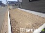 ～お庭もある余裕の敷地～
・広々した敷地にはお庭もご用意。お庭があるだけで余裕を感じますね。
・防草シートや人工芝の敷設などのオプションもお気軽にご相談くださいませ。

