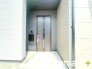 ～お住まいの顔「玄関」～
・玄関ドアの上にはもちろん軒がございますので、雨の日でも濡れずに鍵の開閉が可能です。
・鍵は防犯性に優れたディンプルキーを採用。
