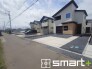 ～閑静な住宅街の立地～
・周辺は閑静な住宅街となっておりますので、静かな暮らしをご実現いただけます。
・前面道路の交通量も多くないので、小さなお子様がいるご家庭でもご安心ですね。
