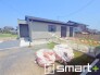 ～閑静な住宅街の立地～
・周辺は閑静な住宅街となっておりますので、静かな暮らしをご実現いただけます。
・前面道路の交通量も多くないので、小さなお子様がいるご家庭でもご安心ですね(２号棟)。
