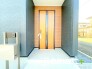 ～お住まいの顔「玄関」～
・木のぬくもりを感じる木目調の玄関ドアで暖かみのある玄関に。
・来客時に誰が来たかすぐにわかるモニター付きのインターフォンは防犯対策にもなります。
