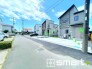 ～閑静な住宅街の立地～
・周辺は閑静な住宅街となっておりますので、静かな暮らしをご実現いただけます。
・前面道路の交通量も多くないので、小さなお子様がいるご家庭でもご安心ですね。

