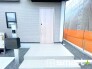 ～お住まいの顔「玄関」～
・玄関ドアの上にはもちろん軒がございますので、雨の日でも濡れずに鍵の開閉が可能です。
・鍵は防犯性に優れたディンプルキーを採用。
