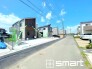 ～閑静な住宅街の立地～
・周辺は閑静な住宅街となっておりますので、静かな暮らしをご実現いただけます。
・前面道路の交通量も多くないので、小さなお子様がいるご家庭でもご安心ですね。
