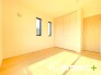 ～明るく暖かな光が差し込む洋室～
・大きな窓からたっぷりの光が舞い込み、お部屋全体を優しく包み込んでくれます。
・収納付きなので整理整頓しやすく、生活空間が広がりますね。
・大容量の収納スペースで整理整頓しやすく、生活空間が広がりますね。