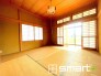 ～２面採光の明るいお部屋～
・和室は２面採光とする事で穏やかな陽の入る明るい空間となっております。
・くつろぎのプライベート時間を明るい空間で穏やかにお過ごしいただけます。
